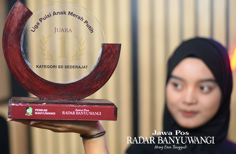 ELEGAN: Piala untuk pemenang Liga Puisi sudah disiapkan oleh panitia. Selain piala, pemenang akan mendapatkan uang pembinaan.