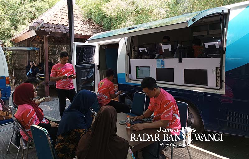 LAYANAN ADMINDUK: Pengunjung Liga Puisi memanfaatkan layanan mengurus KIA, update data Kartu Keluarga (KK), dan Identitas Kependudukan Digital (IKD).