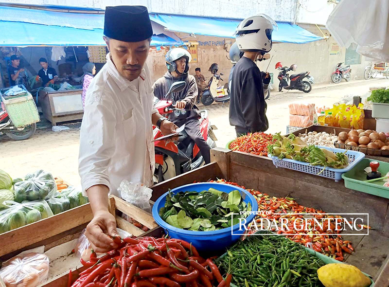 CEK: Petugas Pasar Genteng 1, Desa Genteng Kulon, Kecamatan Genteng mengecek harga cabai di salah satu lapak pedagang, Jumat (27/10).