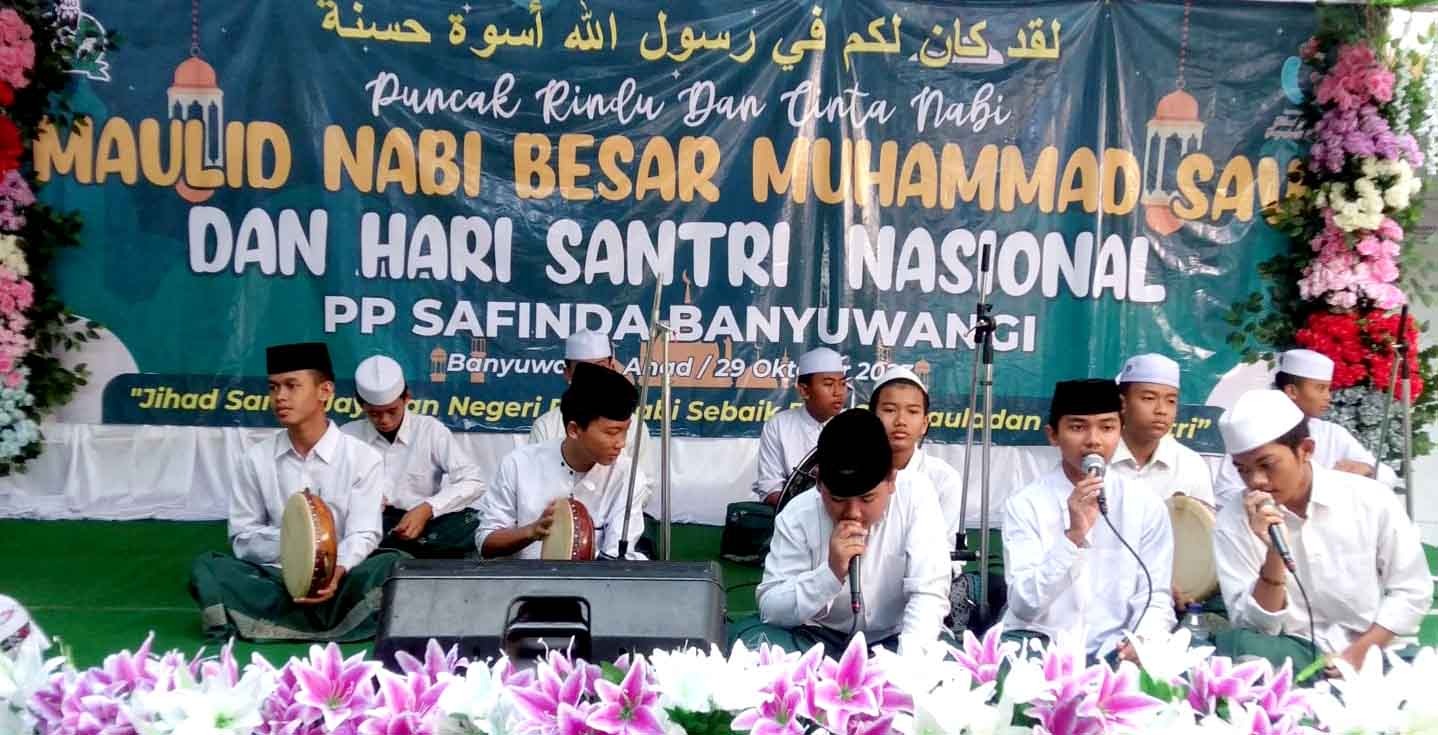 UNJUK PERFORM: Santri SMP Quran, Pondok Nongko, Secawan, Kecamatan Kabat saat menampilkan hadrah dalam peringatan maulid Nabi Muhammad SAW dan peringatan Hari Santri Nasional, Minggu (29/10)
