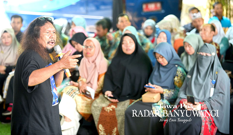 TULAR ILMU: Ketua Komunitas Inspirasi Sastra Indonesia (TISI) Muhammad Octavianus Masheka membimbing peserta Workshop Baca Cipta Puisi di halaman Grha Pena Banyuwangi,