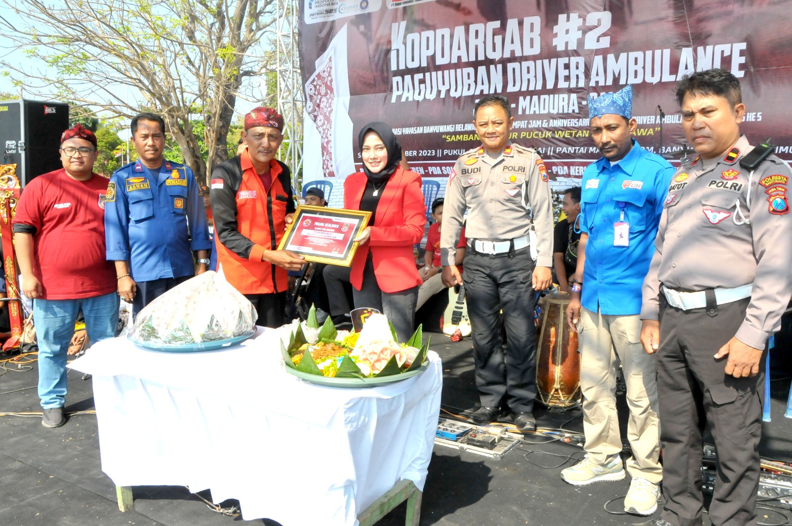 APRESIASI: Ketua PDA Jatim Rudi Hartono memberikan piagam penghargaan kepada pembina sekaligus penasihat Yayasan Banyuwangi Relawan 24 Jam Desi Prakasiwi di Pantai Marina Boom, Sabtu (28/10).