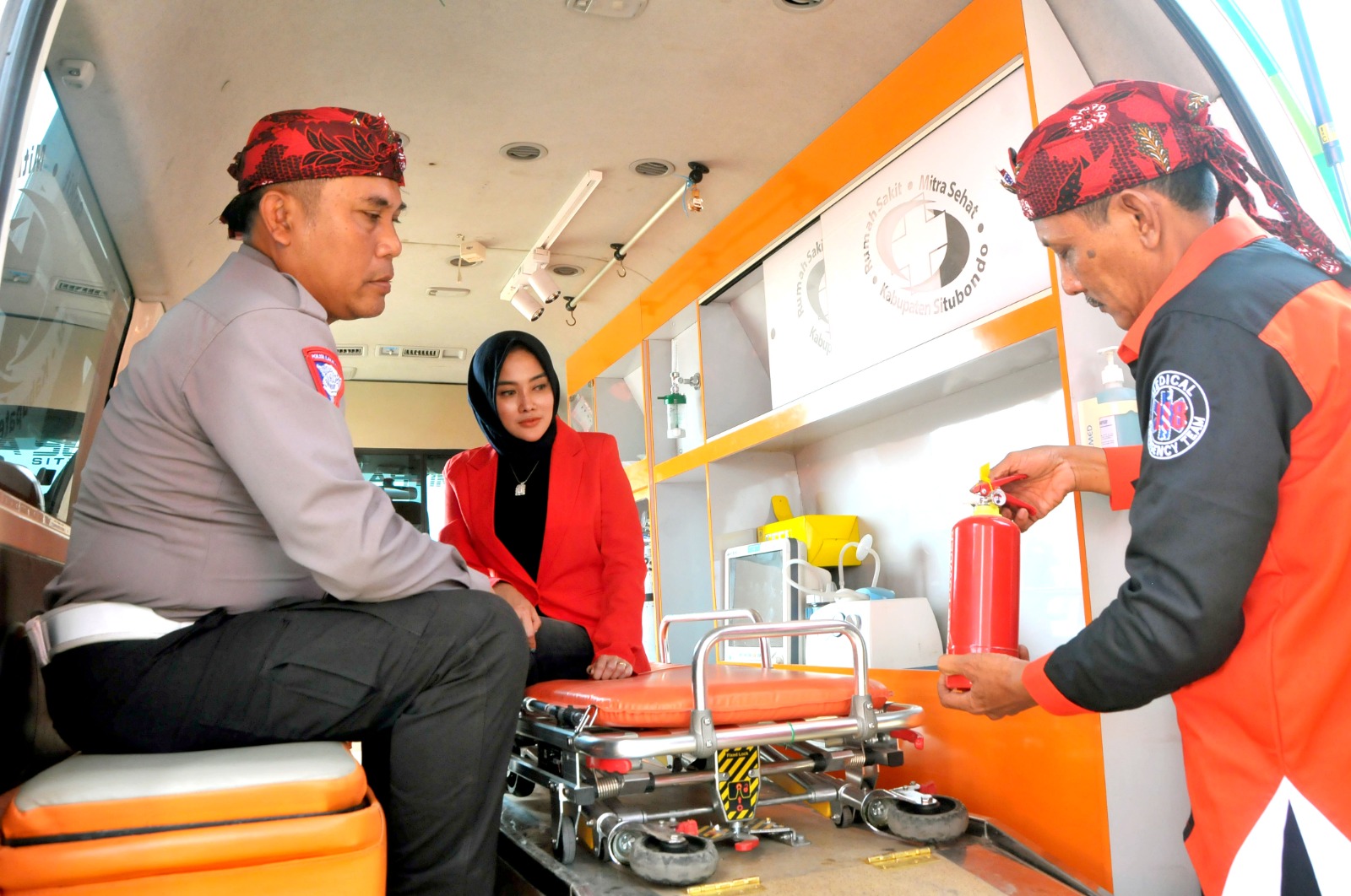 TABUNG OKSIGEN: Ketua PDA Jatim Rudi Hartono menunjukkan peralatan dan kelengkapan ambulans kepada Kanit Kamsel Ipda Gatot Tri Handoko dan Desi Prakasiwi.