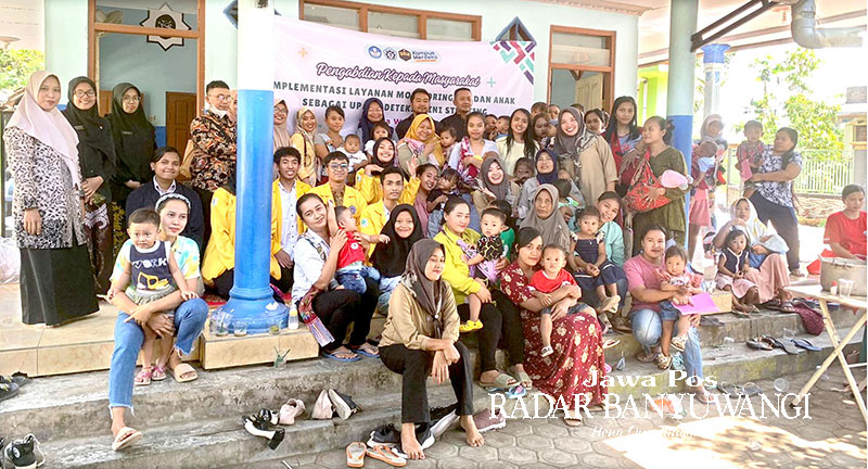 KOMPAK: Perangkat desa, kader posyandu, dosen Poliwangi, dosen SIKAI Unair, dan ibu-ibu posyandu Mawar 6 Desa Wonosobo, Kecamatan Srono berfoto dengan mahasiswa Poliwangi.