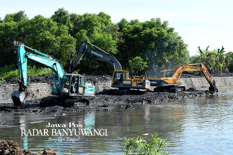KERUK LUMPUR: Belum lama ini tiga alat berat mengeruk sedimen Kalilo. Normalisasi sungai yang dilakukan Dinas PU pengairan diharapkan bisa mengurangi potensi banjir di kawasan kota Banyuwangi.