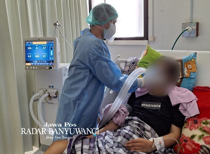 PARU-PARU: Petugas medis mengecek kondisi pasien di Pulmo Center RSUD Blambangan, Banyuwangi.