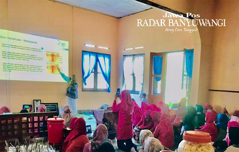 HIDUP SEHAT: Dokter RSU Bhakti Husada Krikilan, Kecamatan Glenmore, Banyuwangi, sosialisasi menopause dalam IMS 2023.