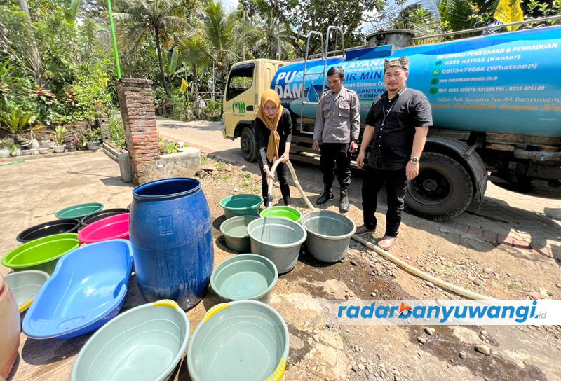 ANTRE AIR: Kendaraan PUDAM mendistribusikan air bersih di wilayah Kecamatan Kalipuro, Banyuwangi, beberapa waktu lalu.