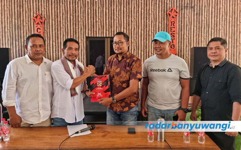 URUS SEPAKBOLA: Yunus Wahyudi mendapat mandat sebagai General Manager Persewangi dari Jos Rudy di Wisma Atlet Gelora Banyuwangi, Selasa (31/10).