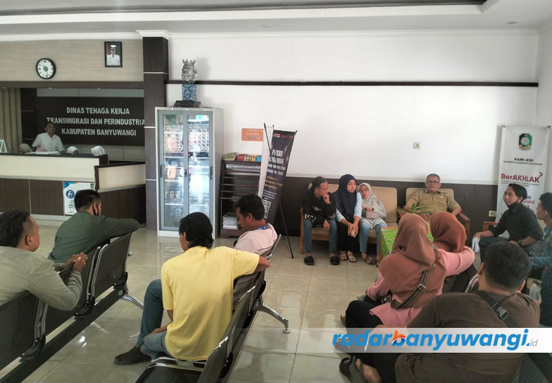 MINTA KEADILAN: Sepuluh karyawan bakso mendatangi kantor Disnakertransperin Banyuwangi, Selasa (31/10). Mereka mengadu karena diminta bosnya menanggung kerugian warung.