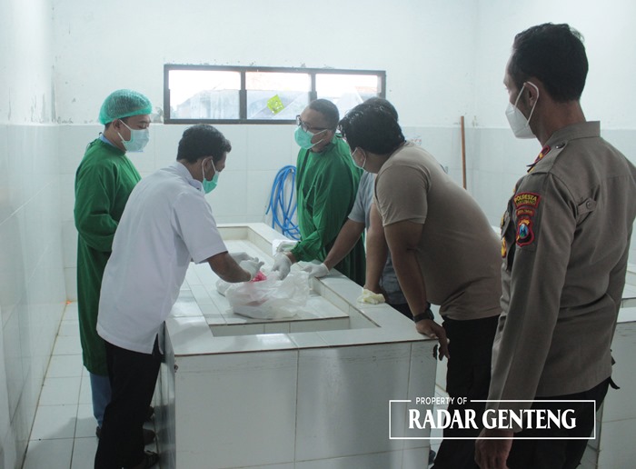 PREMATUR: Anggota Polsek Genteng dan petugas medis RSUD Genteng saat memeriksa janin yang ditemukan pada Senin (26/6) siang.