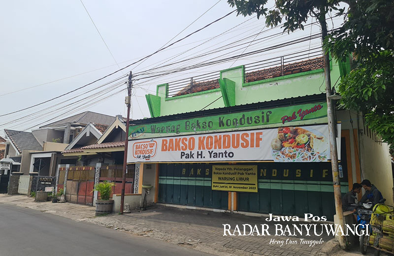 IMBAS KONFLIK: Warung Bakso Kondusif milik Pak Yanto yang beralamat di Jalan Prambanan, Kelurahan Tamanbaru, Banyuwangi, ditutup untuk sementara.