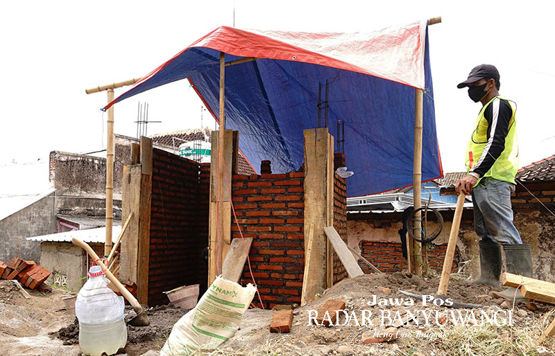RUMAH POMPA: Gardu untuk memasang pompa air dibangun di dekat bibir sungai agar Kampung Lebak tidak kebanjiran saat hujan deras melanda kawasan tersebut.