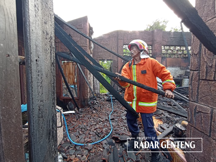 LUDES: Petugas Damkar Sektor Genteng memeriksa dapur rumah usai pemadaman api di Dusun Rejeng, Desa Parangharjo, Kecamatan Songgon pada Selasa (31/10) siang.