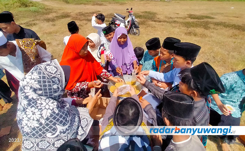 NIKMAT: Jemaah anak-anak hingga orang tua saling berebut cendol dawet untuk diminum usai menjalankan salat Istisqa di Kecamatan Kabat, Banyuwangi, Kamis (2/11).