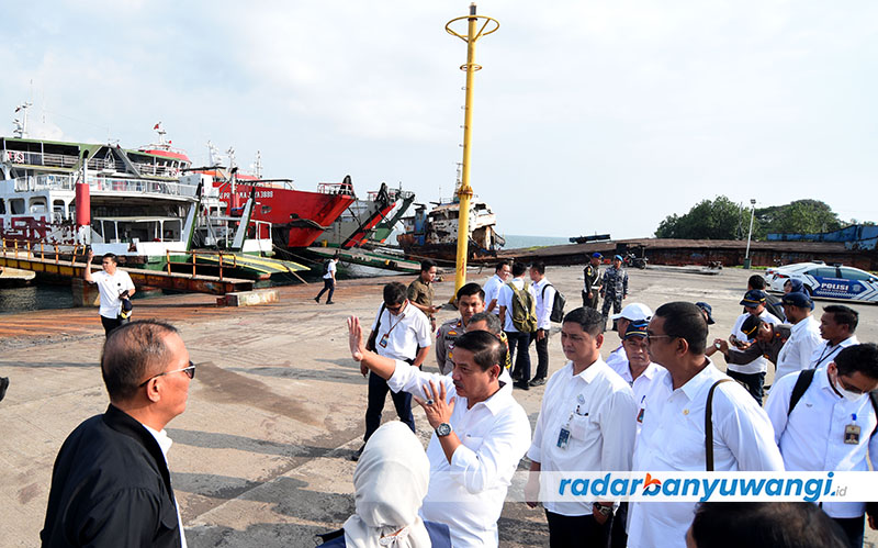 SONGSONG LIBUR PANJANG: Dirjen Hubdar Hendro Sugiatno meninjau alternatif tempat sandar kapal jurusan Ketapang&ndash;Lembar di belakang Banyuwangi Beach, Kecamatan Kalipuro, Banyuwangi.