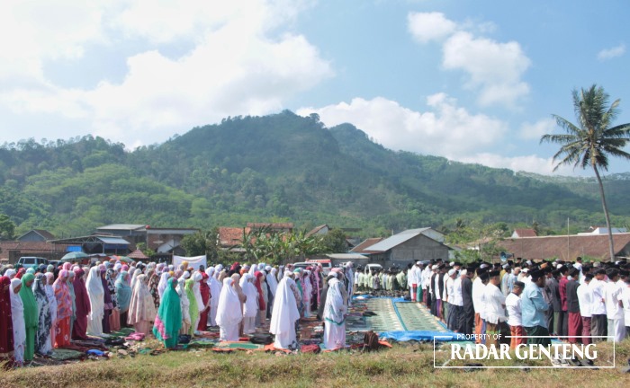MINTA HUJAN: Warga Kecamatan Kalibaru melaksanakan Salat Istisqa di tengah lpersawahan kaki Gunung Menyan, Dusun Tegalpakis, Desa Kalibaru Wetan, Kecamatan Kalibaru Kamis (2/11)