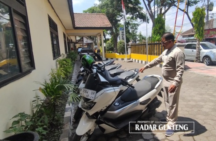 BB: Urmin Polsek Genteng M Hatta menunjukkan sepeda motor Yamana Nmax yang menabrak Rawati hingga tewas di jalan raya Dusun Krajan, Desa Kembiritan, Kecamatan Genteng dekat rumahnya pada Rabu (1/11)
