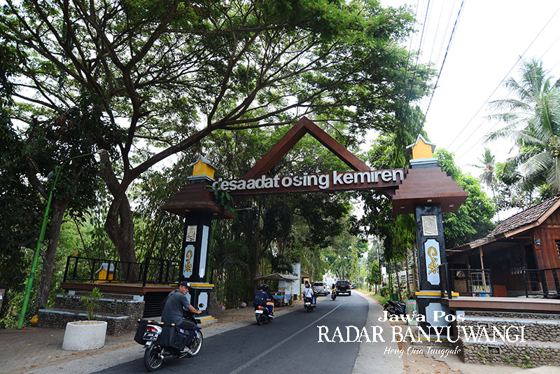 DESA ADAT: Pintu gerbang bertuliskan &rdquo;Desa Adat Osing Kemiren&rdquo; berdiri megah di sisi timur. Mulai tanggal 6 November nanti Desa Kemiren berusia 166 tahun.