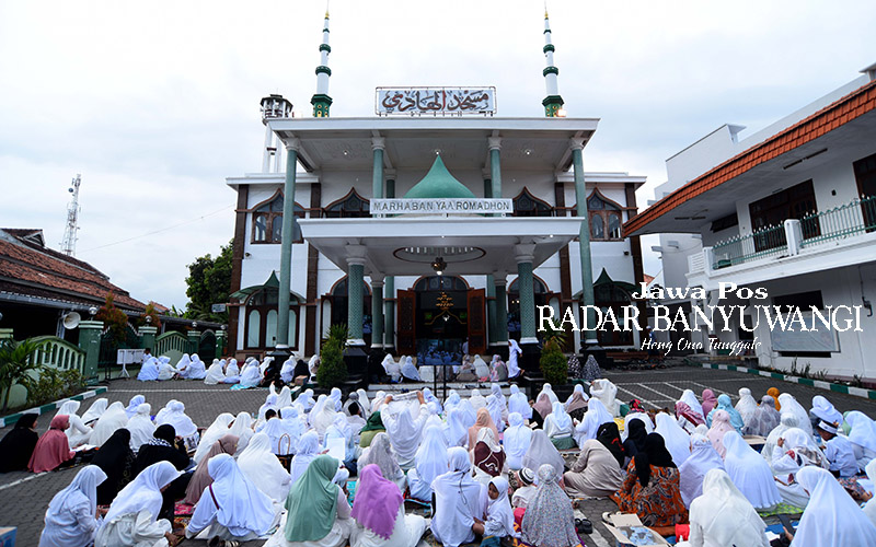 UNTUK SESAMA: Ribuan warga Banyuwangi mengikuti salat gaib di Masjid Besar Al Hadi, Jumat sore (3/11).