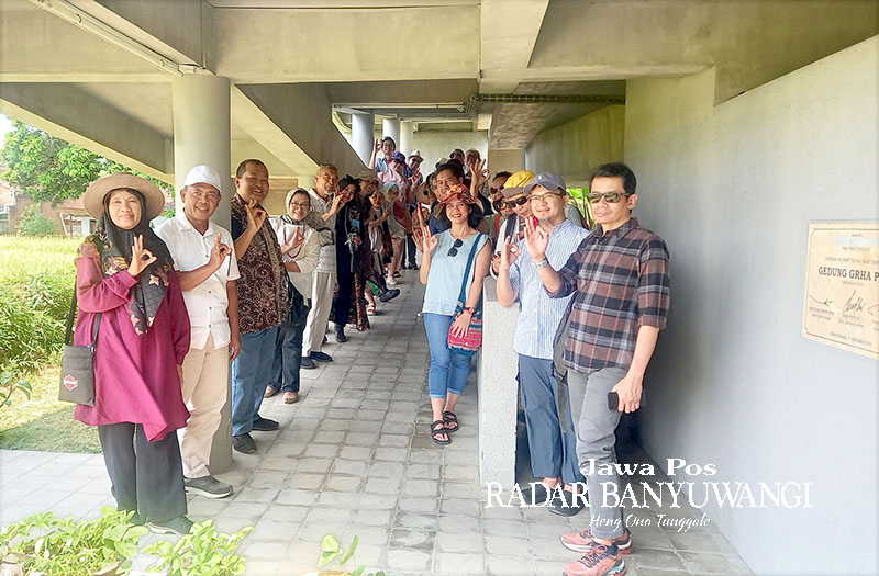 ROMBONGAN: Puluhan dosen ITB berfoto bersama usai keliling gedung Grha Pena Banyuwangi, kantor JP-RaBa, Jumat (3/10).