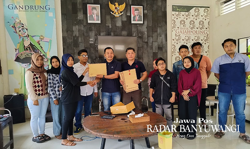 KEMBALI KONDUSIF: Owner Bakso Kondusif, Kukuh Santoso, menyerahkan amplop berisi barang dan dokumen kepada karyawan setelah sepakat berdamai, Jumat (3/11).
