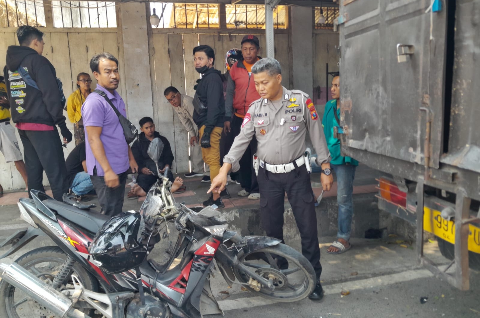 RINGSEK: Korban Eko Prasetyo (duduk) yang naik motor tidak fokus menabrak truk box yang parkir di jalan raya Dusun Kopen, Desa Genteng Kulon, Kecamatan Genteng Jumat (3/11).