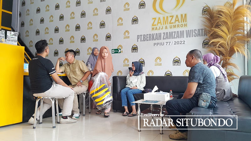LAMPIASKAN KEKESALAN: Sejumlah calon jemaah umrah meminta pengembalian uang DP di ruang resepsionis PT Berkah Zamzam Wisata, Kelurahan Dawuhan, Kecamatan/Kota Situbondo, Minggu (5/11).