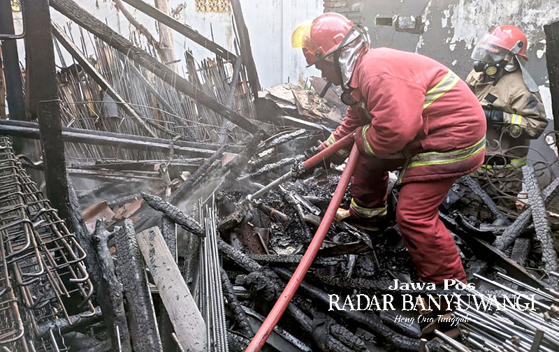 JADI ARANG: Petugas Damkarmat Banyuwangi berjibaku memadamkan api yang membakar bangunan usaha milik Mujiyono di Jalan Jalan KH Agus Salim, Kelurahan Tamanbaru, Banyuwangi (5/11).