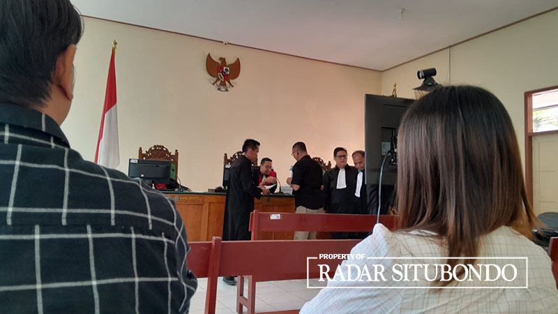 MEMBELAKANGI KAMERA: Andre korban penipuan Rp 7 miliar (kiri) menyaksikan putusan terdakwa Kristin Halim, Kamis lalu (26/10).