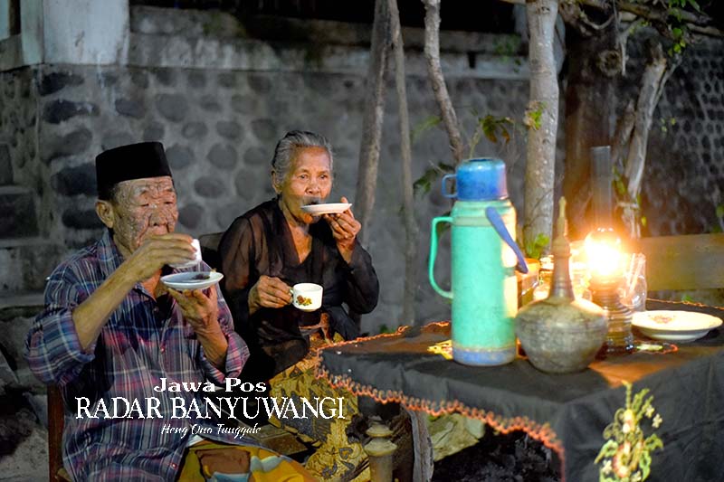IKUT BERPARTISIPASI: Pak Hasan bersama istrinya menyeruput kopi di stan miliknya. Meski usianya sudah tua, pasutri tersebut ikut membuka stan kopi gratis untuk pengunjung.