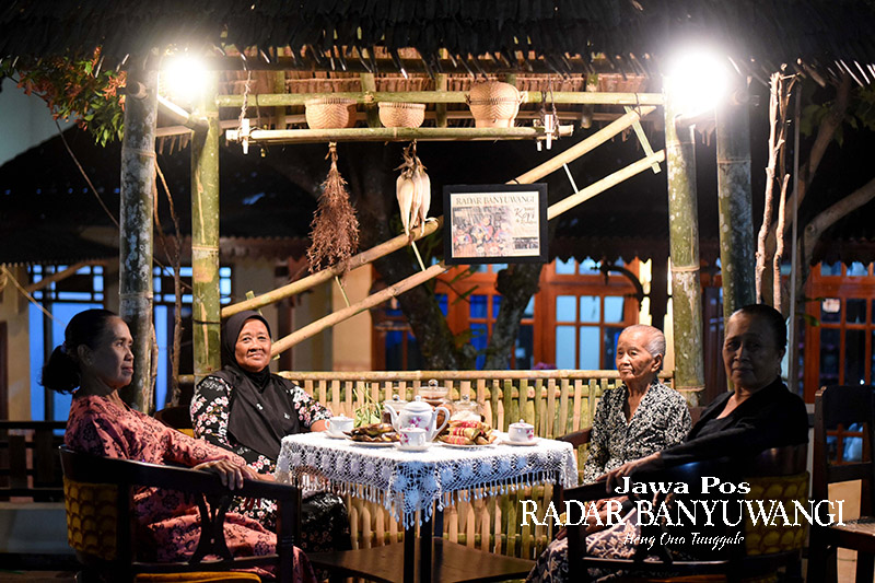 UNIK: Stan milik Prayitno dirancang mirip angkringan berbahan bambu. Ada kliping berita koran Jawa Pos Radar Banyuwangi yang belakangnya terdapat anak tangga dari bambu.