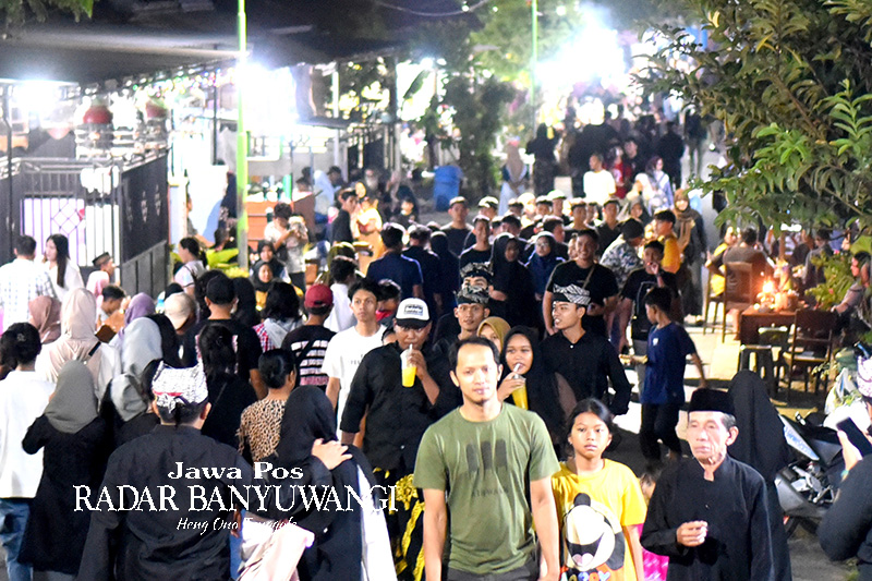 JALAN KAKI: Ribuan orang menyusuri jalan Desa Kemiren untuk mencari tempat ngopi dalam Festival Ngopi Sepuluh Ewu di Desa Kemiren, Sabtu malam (4/11).