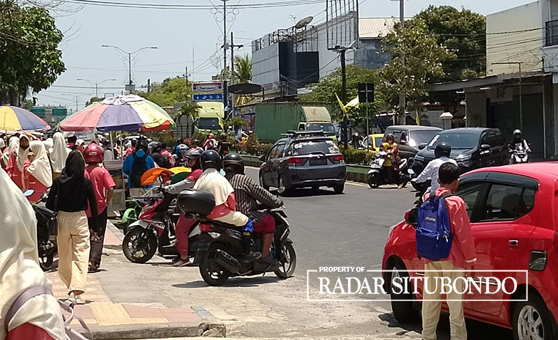 JALAN NASIONAL: Aktivitas peserta didik di area trotoar saat menunggu jemputan orang tua, di wilayah Kelurahan Patokan, Kecamatan Kota, Situbondo, Jumat (27/10).