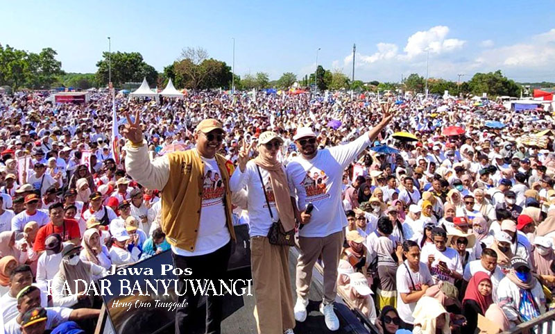 Sumail Abdullah didampingi istri dan putranya Bima Rafsanjani Rafid di tengah peserta jalan sehat di lapangan Pantai Marina Boom Banyuwangi, Minggu (5/11).