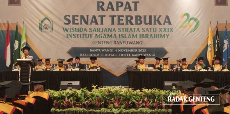 PIMPINAN: Rektor IAI Ibrahimy Dr H Lukman Hakim SAg MH I memberikan sambutan dalam wisuda IAI Ibrahimy Genteng di Ballroom El Royale Hotel pada Sabtu (4/11).