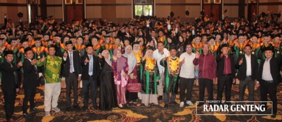 GEMBIRA: Jajaran Rektorat, Senat Institut, Pengurus Ikarimy, para dosen, dan para wisudawan di Ballroom El Royale Hotel pada Sabtu (4/11).