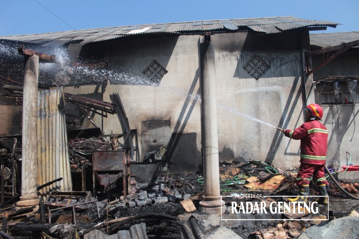 DAMKAR: Anggota Damkar BKO Genteng melakukan pemadaman api di gudang pabrik roti Sri Rezeki di Dusun Krajan, Desa Setail Kecamatan Genteng yang terbakar, Minggu (5/11).