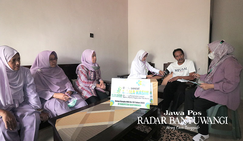 PEDULI: Tim medis mengecek kesehatan para pensiunan RSAH Gambiran di tempat tinggal mereka.