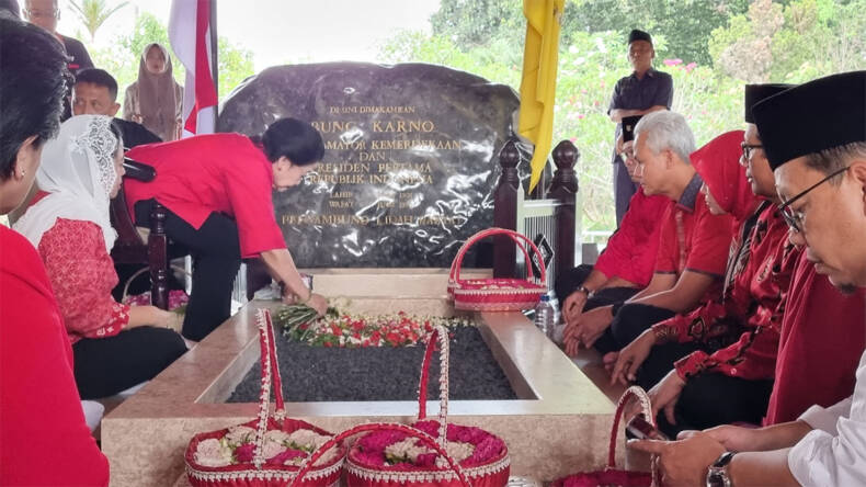 KHIDMAT: Ganjar Pranowo dan Mahfud MD menyertai Ketua Umum PDIP Megawati Soekarnoputri melakukan ziarah makam Presiden pertama RI Soekarno, pada Jumat (3/11).