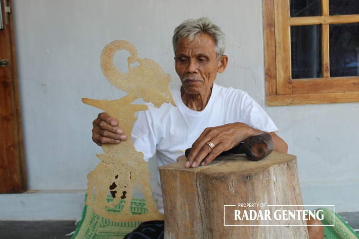 TERGERUS ZAMAN: Perajin wayang kulit menggarap pesanan di Dusun Krajan, Desa Tapanrejo, Kecamatan Muncar Senin (6/11).