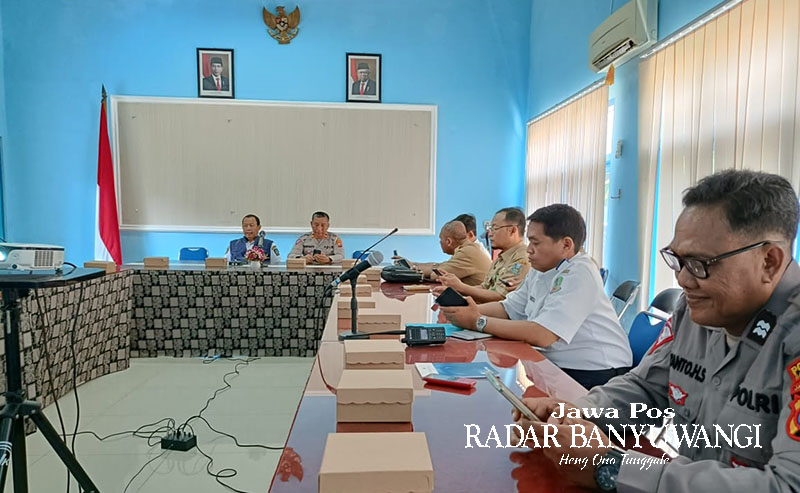 BARU DISKUSI: Forum LLAJ Banyuwangi menggelar rapat bersama terkait penanganan kemacetan kendaraan yang terjadi di jalan raya Wongosrejo, Banyuwangi, Senin (6/11).