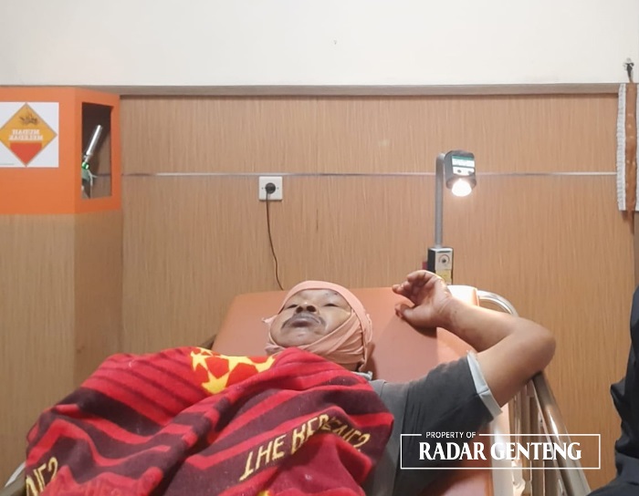 MALANG: Misyanto mendapat perawatan di RSU Bhakti Husada, Krikilan, Kecamatan Glenmore setelah dibacok oleh maling di Perkebunan Sumberwuni, Desa Kalibaru Manis, Kecamatan Kalibaru pada Minggu (5/11)