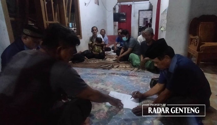 RUMAH DUKA: Anggota Polsek Glenmore saat berkunjung ke rumah korban Mat Halil, 56, di Dusun Pengundangan, Desa Karangharjo, Kecamatan Glenmore pada Minggu (5/11).