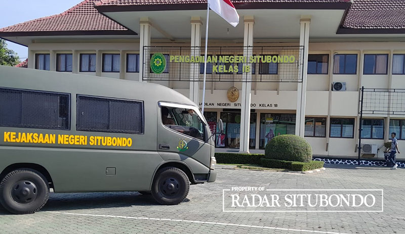 JAM KERJA: Mobil tahanan Kejaksaan Negeri (Kejari) Situbondo melintas di halaman Pengadilan Negeri (PN) Situbondo, Senin (6/10).
