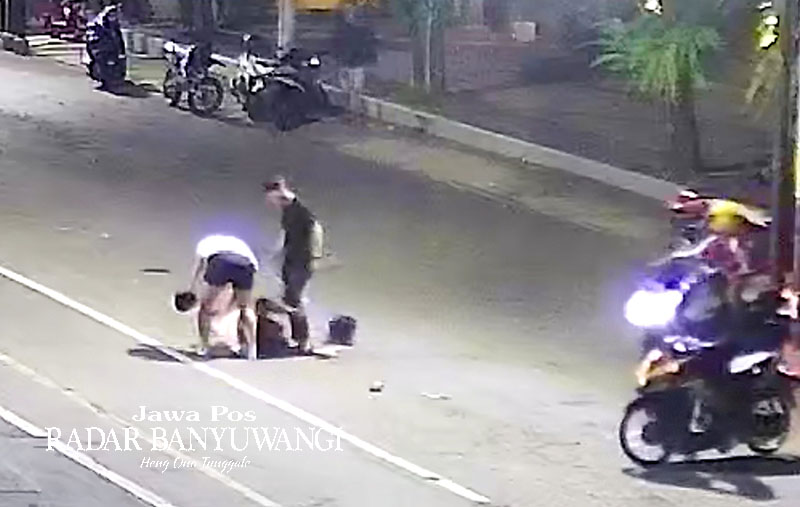 DIKEROYOK: Dalam rekaman CCTV terlihat dua orang tak dikenal menghajar Fachri Alfathurrizky di depan TMP Banyuwangi pada Sabtu (4/11) pukul 22.00 WIB.