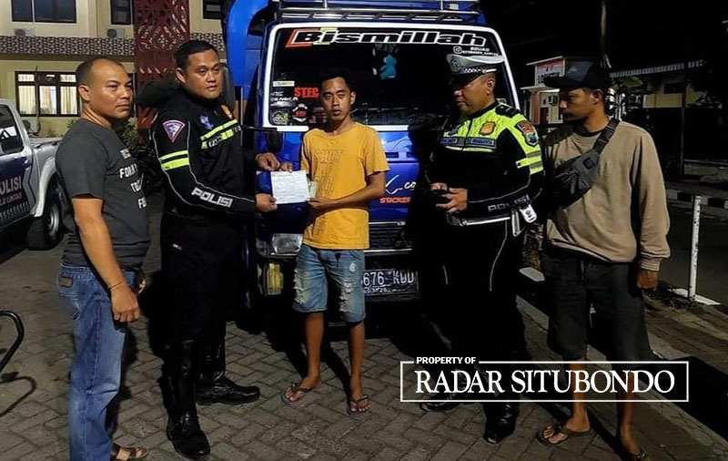 DIAMANKAN: Lutfi, 30, (dua dari kanan) Warga Desa/Kecamatan Mlandingan, diamankan ke Mapolres Situbondo, Minggu malam (5/11).
