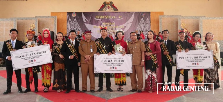 SEMARAK: Kepala Cabdispendik Jatim Wilayah Banyuwangi Ahmad Jaenuri dan Kepala SMAN 1 Purwoharjo Akip Effendy bersama siswanya yang terpilih menjadi Putra dan Putri SMAN 1 Purwoharjo periode 2023-2024