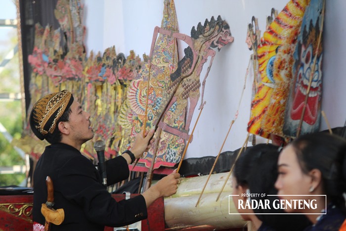 LESTARIKAN: Dalang muda ikut memeriahkan Hari Wayang Nasional di RTH Desa Karetan, Kecamatan Purwoharjo Selasa (7/11) siang.