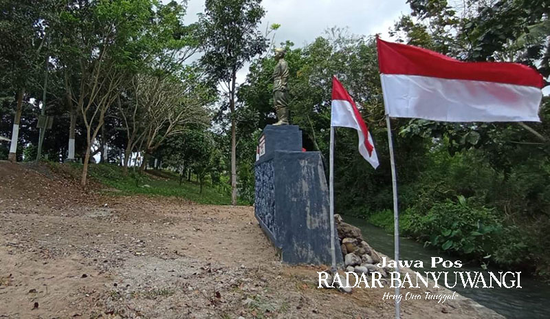 PAHLAWAN: Monumen Koptu Ruswadi di Dusun Sumberluhur, Desa/Kecamatan Tegaldlimo, Banyuwangi, dihias bendera merah putih.